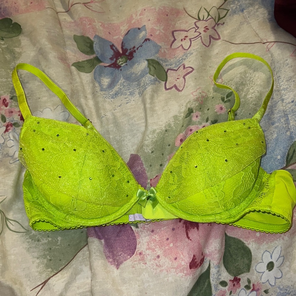 Neon savage x fenty green bra with lace and tulle details